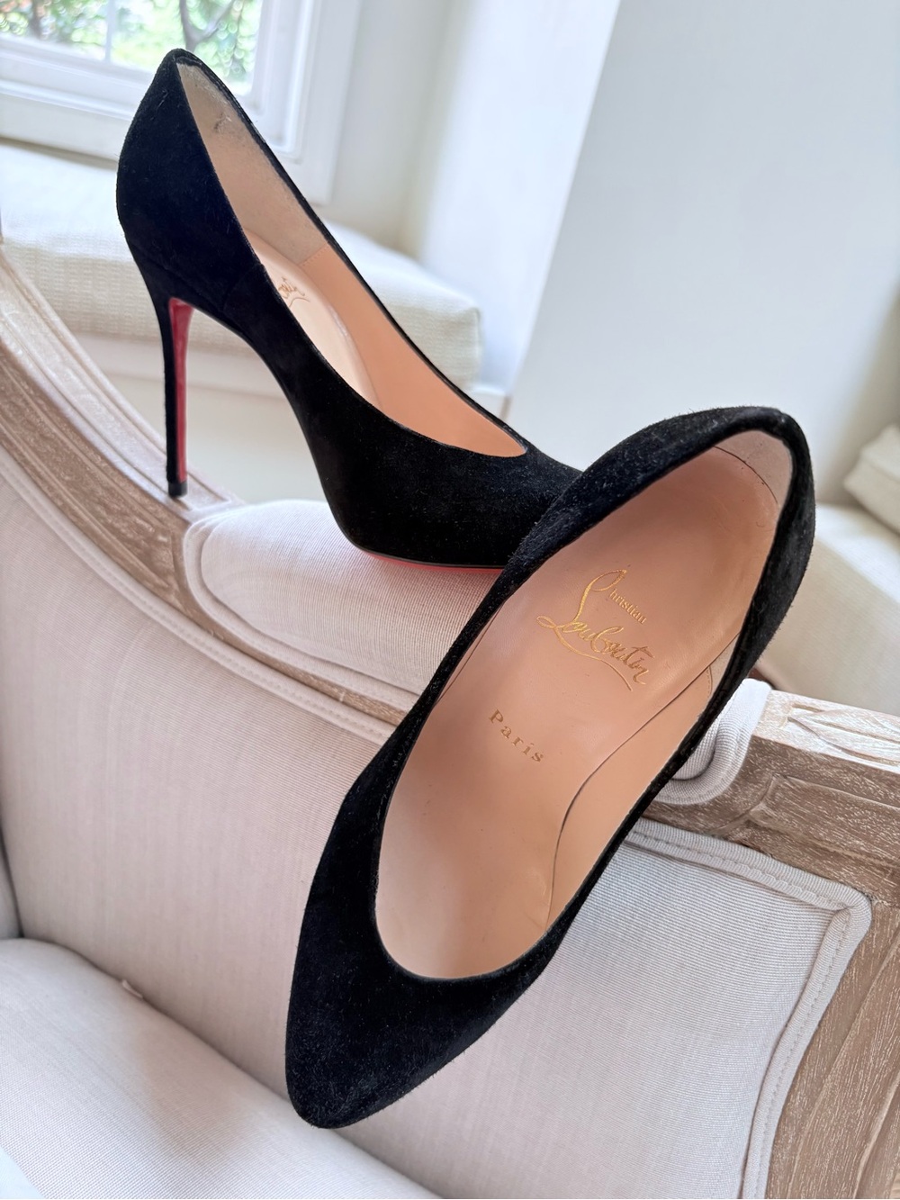 Christian Louboutin. Black Suede Pointed-Toe Pumps with Red Heel. Size 35.